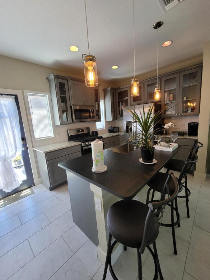 Spacious Townhouse Minutes From Downtown Sa. Ferienhaus San Antonio